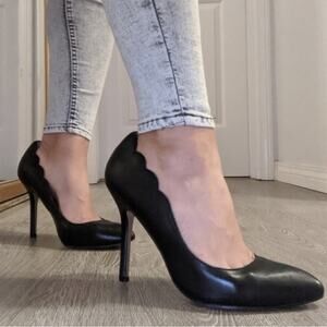 Betsey Johnson Black RACIEE Scalloped leather Classic Heels Pumps Size 8